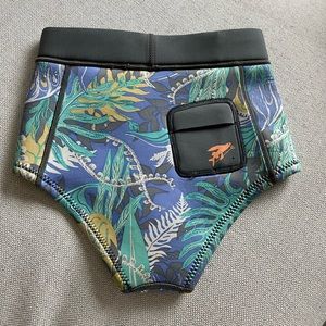 patagonia women’s size 6 surf bottoms - wetsuit material💚💜